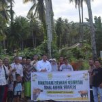 Bambang Murtiyoso, GM Eksternal GKP, bersama Tim CSR PT GKP menyerahkan hewan kurban untuk warga Wawonii