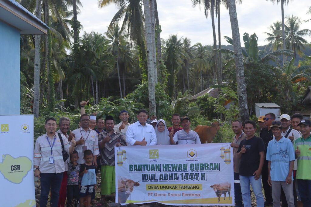 Bambang Murtiyoso, GM Eksternal GKP, bersama Tim CSR PT GKP menyerahkan hewan kurban untuk warga Wawonii